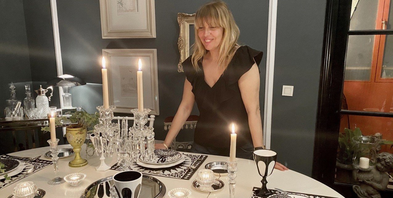 Dinner Time: Η αρμονία που αποπνέει το οικογενειακό τραπέζι συμβολίζει τη σημασία των αξιών σε μια εποχή που όλα αλλάζουν...