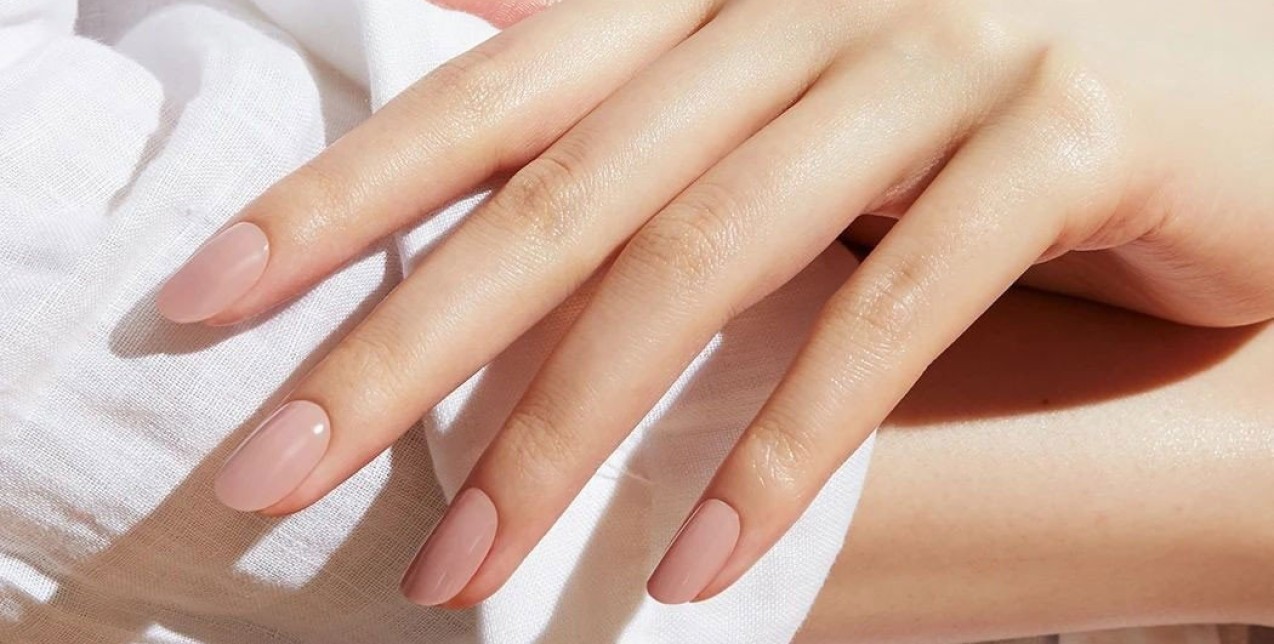 Τα ανοιξιάτικα σχέδια στα νύχια που μπορείτε να κάνετε για να υποδεχθείτε τον Μάιο