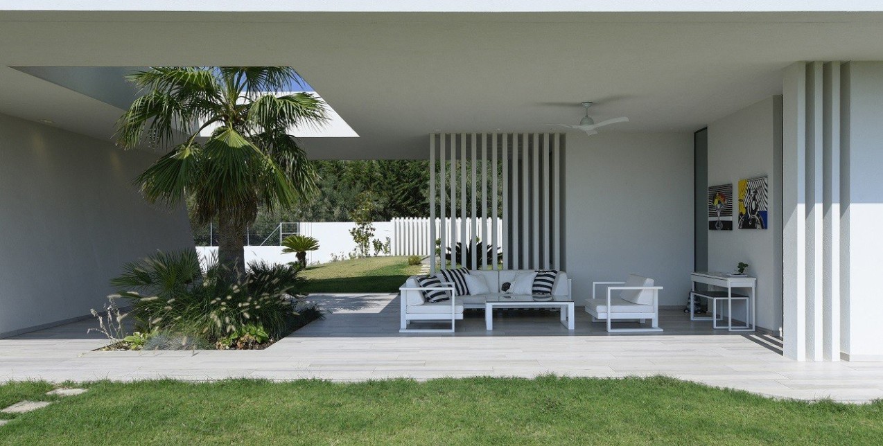 Spring mood on: Mια εξοχική κατοικία στη Χαλκιδική που ποντάρει στην εντυπωσιακή αρχιτεκτονική και τον outdoor σχεδιασμό