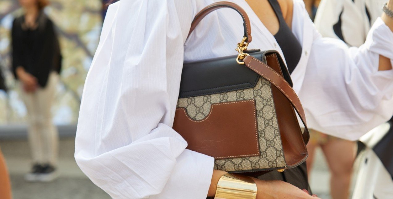 4 stylish & εύκολοι τρόποι για να αναδείξετε το λευκό σας πουκάμισο φέτος την άνοιξη