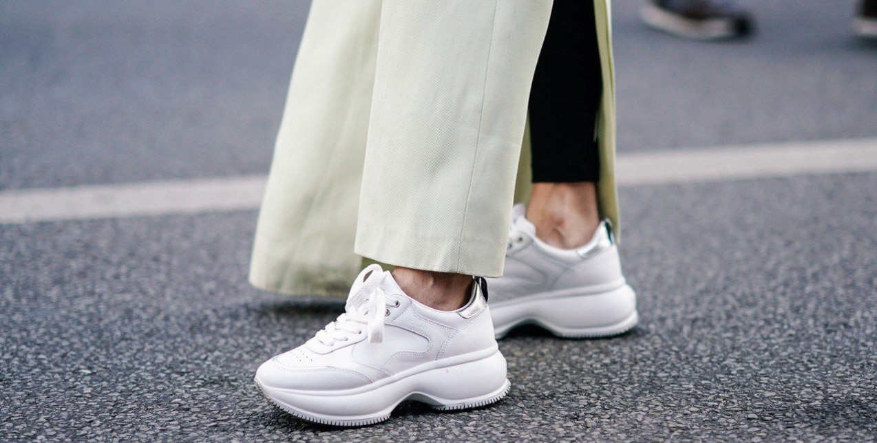 Shoes Alert: Πώς να φορέσετε τα λευκά sneakers σας φέτος το καλοκαίρι 