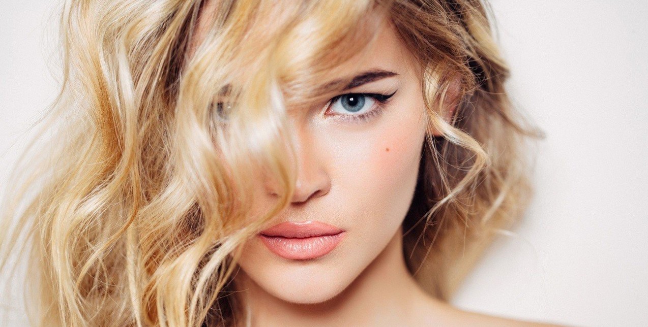 Beach Waves: Έτσι θα πετύχετε το απόλυτο χτένισμα του καλοκαιριού