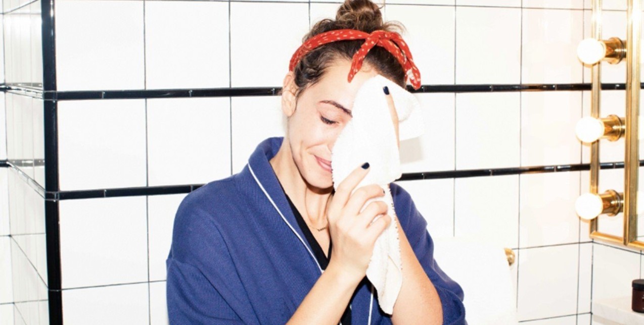 Αυτές είναι οι καλύτερες DIY συνταγές για να φτιάξετε τα δικά σας προϊόντα ντεμακιγιάζ 