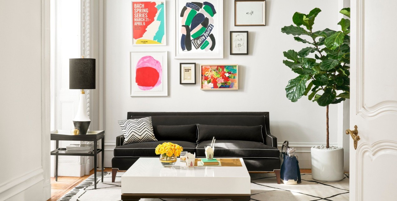 Η director της Nitra Gallery, Αλίκη Τσιρλιάγκου, μας δείχνει βήμα-βήμα πώς να δημιουργήσουμε το τέλειο gallery wall στο σπίτι 