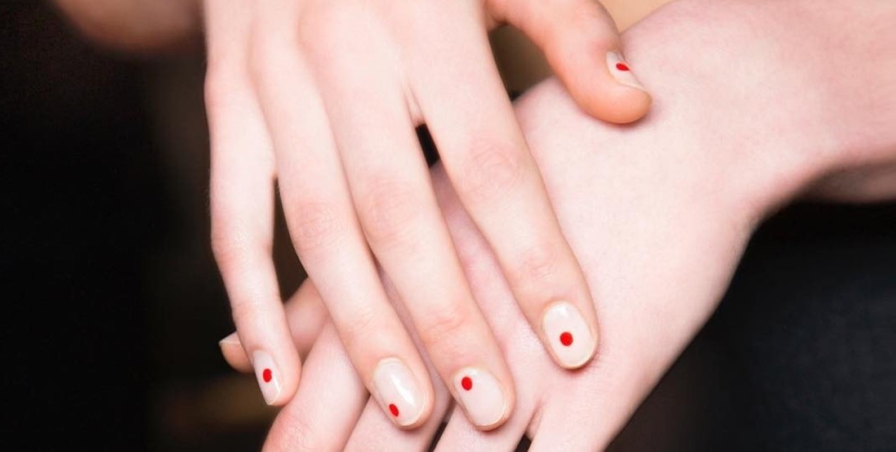Αυτά είναι τα πιο χαριτωμένα σχέδια και χρώματα στα νύχια που θα σας φτιάξουν τη διάθεση