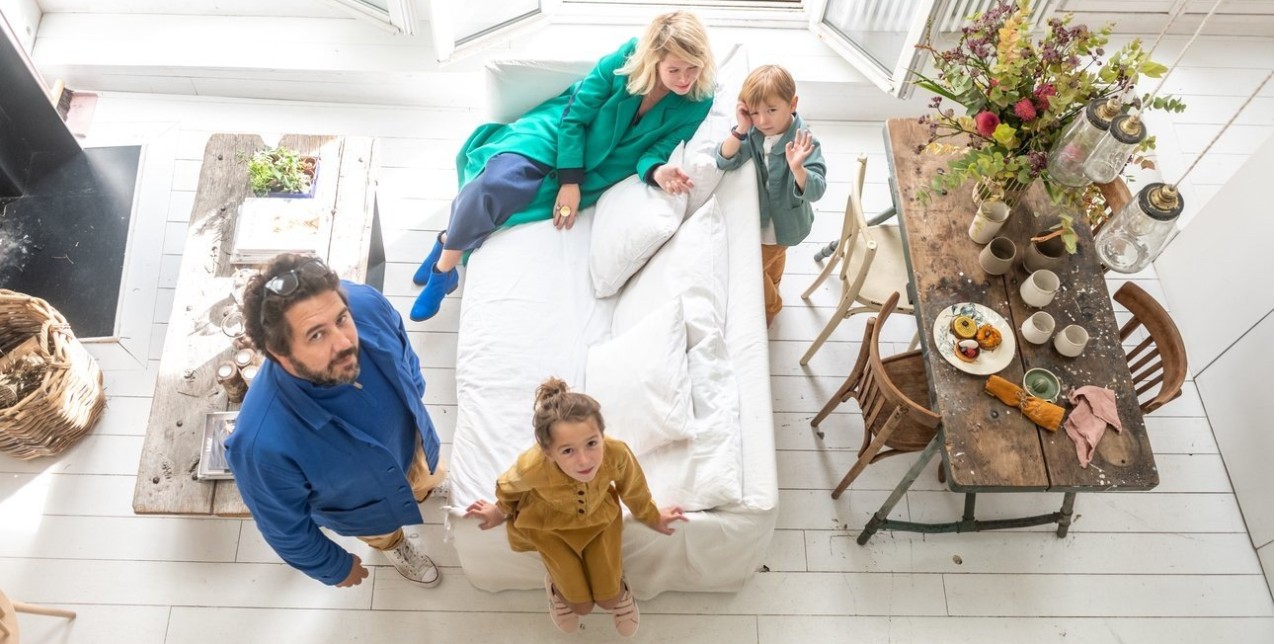 Ένα φωτεινό loft κάτω από μια παριζιάνικη στέγη με old-style decor και γεμάτο γοητεία