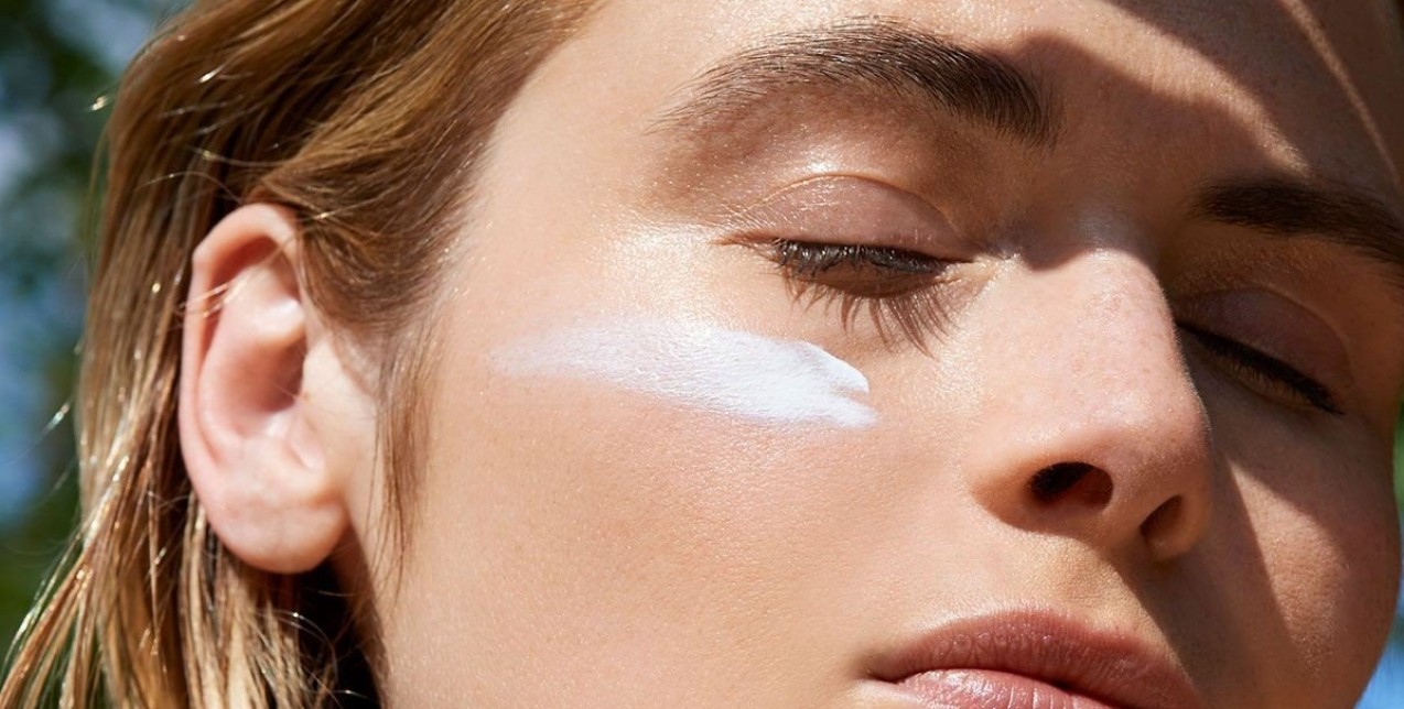 Ανακαλύψαμε τα αντηλιακά προσώπου που θα σας βοηθήσουν να πείτε «αντίο» στις πανάδες και τη φωτογήρανση