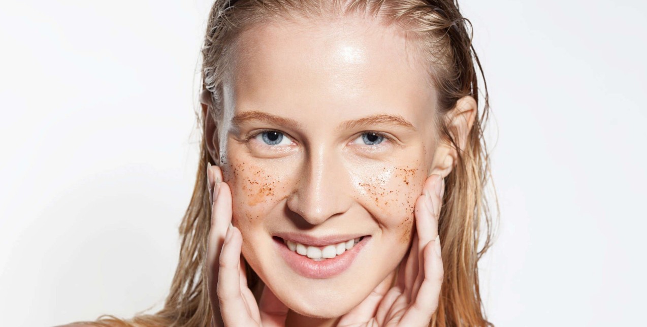 Τα face scrubs που θα καθαρίσουν όλους τους πόρους σας γρήγορα & αποτελεσματικά
