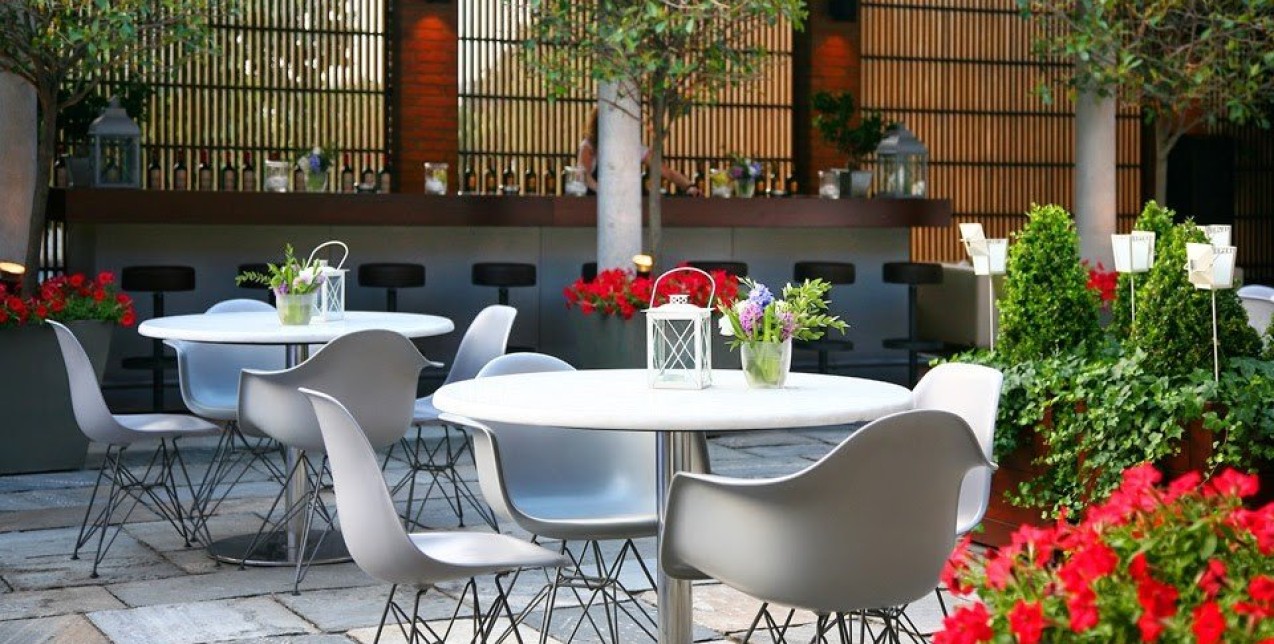 Υποδεχθείτε το καλοκαίρι στις καλύτερες αυλές της Θεσσαλονίκης που θυμίζουν οάσεις δροσιάς 