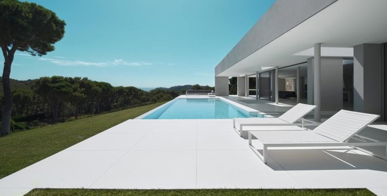 Μια απίθανη κατοικία στην Costa Brava της Ισπανίας που αποτελεί το «θαύμα» της αρχιτεκτονικής