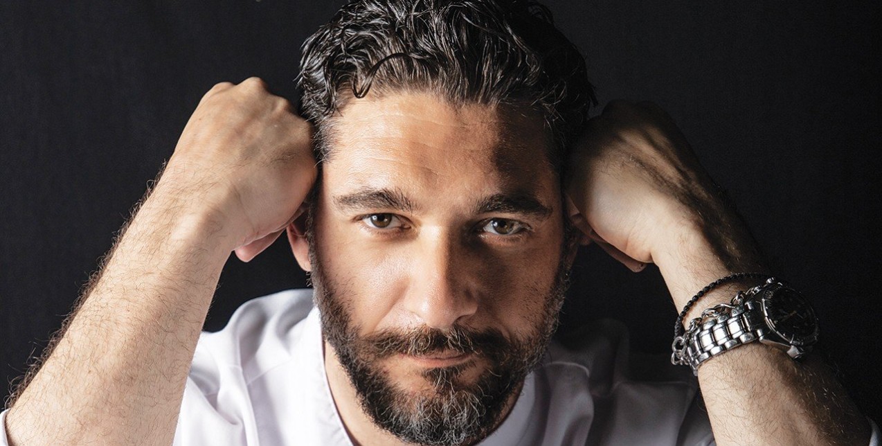 Ο γοητευτικός κριτής του Master Chef, Πάνος Ιωαννίδης, μοιράζεται μαζί μας τις γευστικές του αναζητήσεις, όσα τον συνδέουν με την Θεσσαλονίκη & το δικό του ελληνικό καλοκαίρι