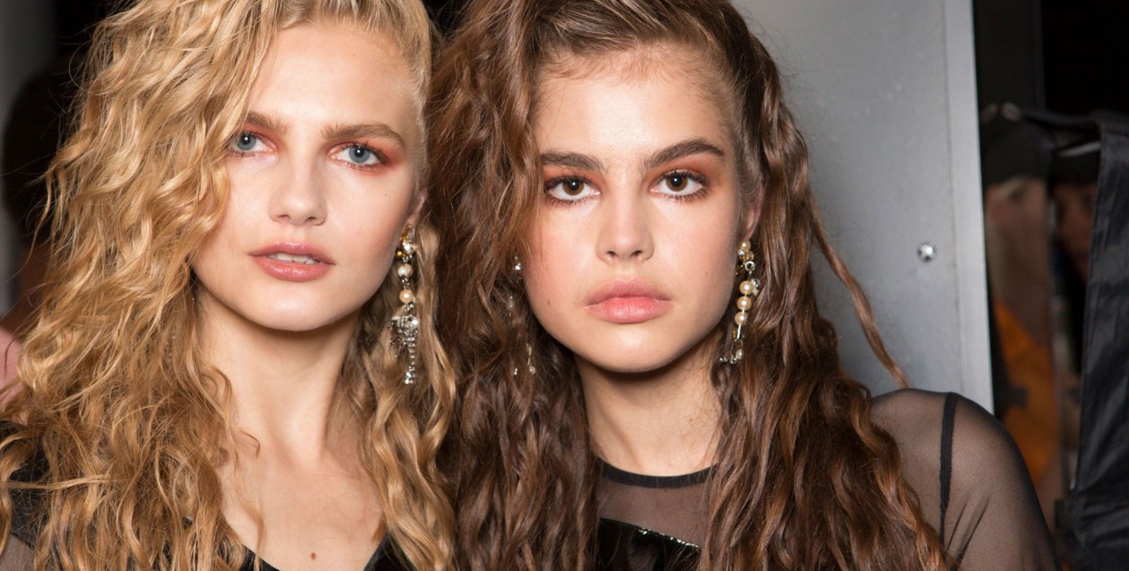 Θέλετε να δυναμώσετε τα μαλλιά σας; 5+1 τροφές που θα τους χαρίσουν λάμψη και υγεία 