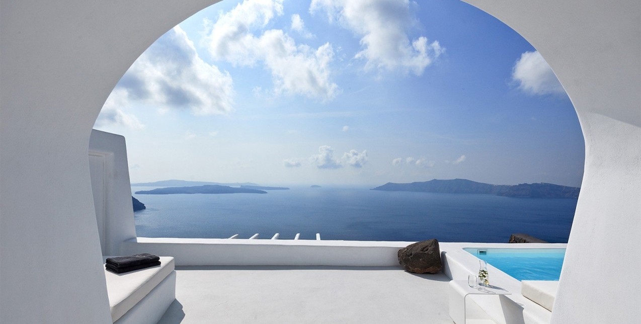 Στο μέτωπο της καλντέρας η υπόσκαφη Villa Charissa «ανοίγεται» με μαεστρία στο Αιγαίο