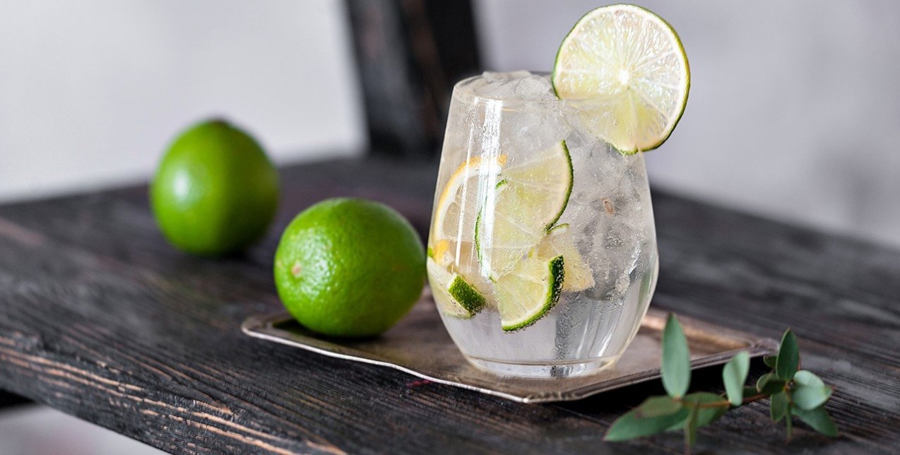 4+1 ποτά με χαμηλές θερμίδες που θα γίνουν ο «σύμμαχός» σας στο να παραμείνετε fit όλο το καλοκαίρι