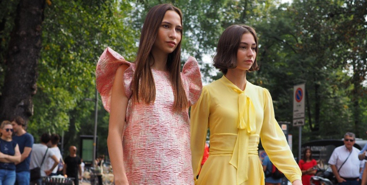 Θέλετε να αναδείξετε τη μαυρισμένη σας επιδερμίδα; M’ αυτές τις αποχρώσεις θα το πετύχετε 