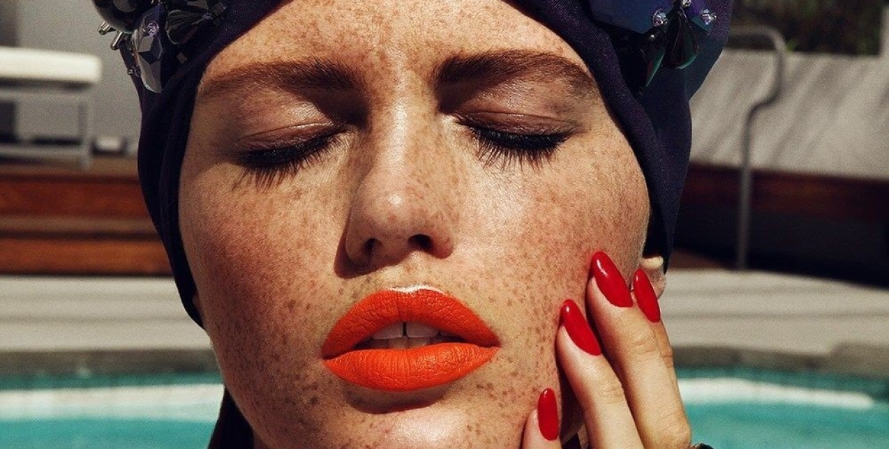 Τα κοραλλί κραγιόν που θα αναδείξουν τη μαυρισμένη σας επιδερμίδα