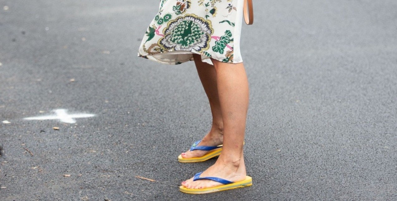 5 τρόποι για να ενταξετε τα flip flops στα καθημερινά day to night looks σας στην πόλη 