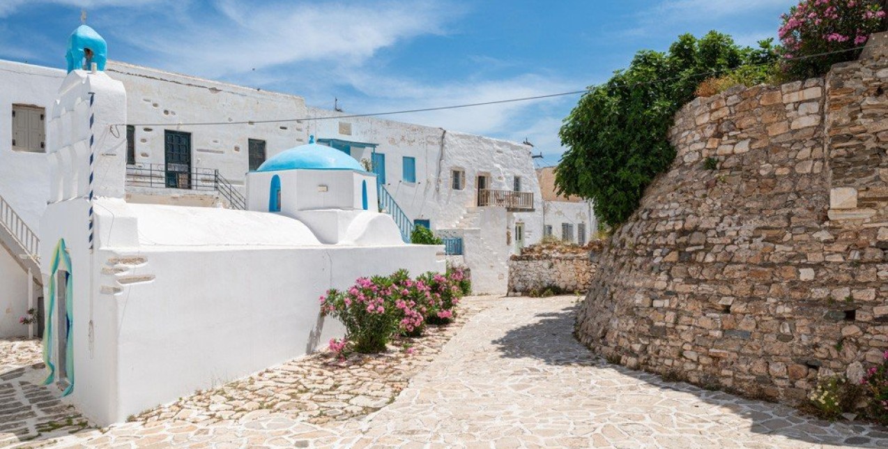 To «Κάστρo» στην Αντίπαρο αποτελεί τον απόλυτο design προορισμό όπου η παράδοση συναντάει τη σύγχρονη αρχιτεκτονική 