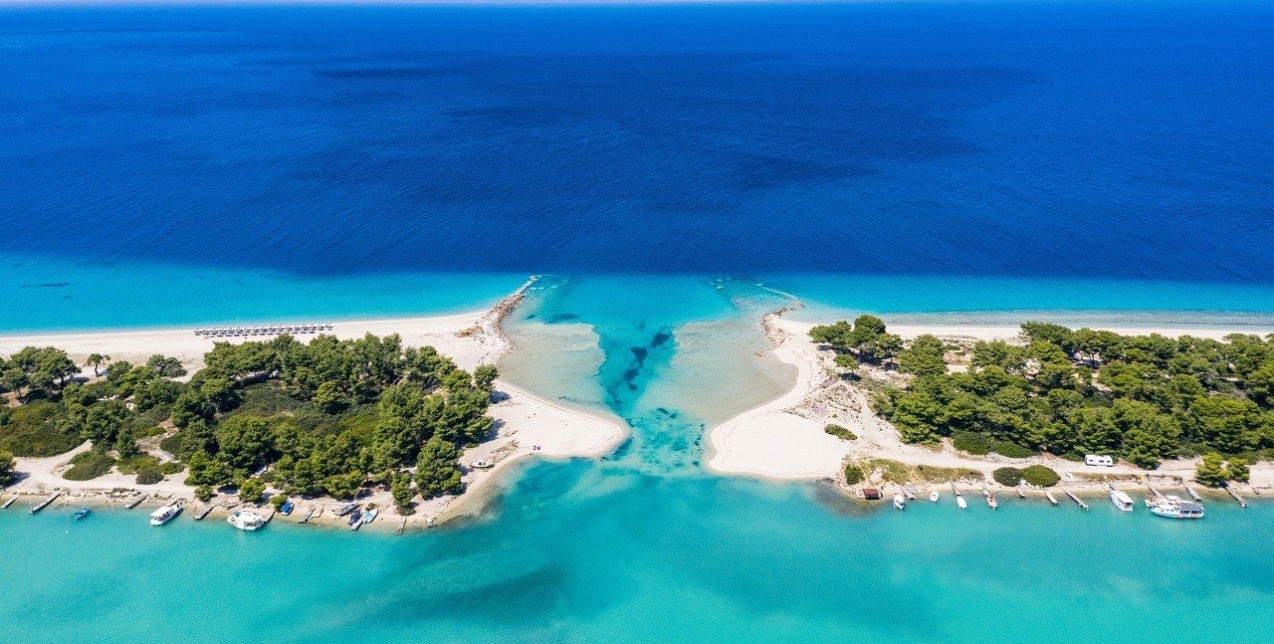 Summer Getaways: 5 μαγικές παραλίες στο δεύτερο πόδι της Χαλκιδικής που δε σκέφτεστε συχνά να εξερευνήσετε 