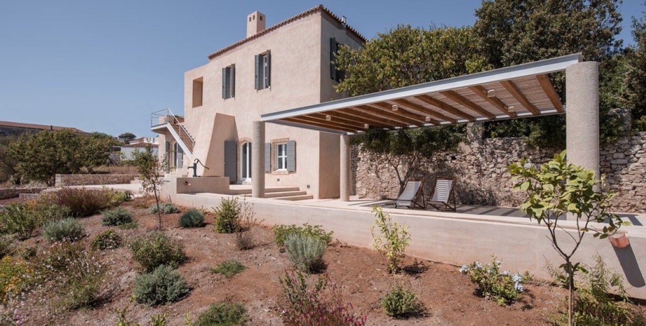 Περιηγηθείτε σε ένα farmhouse στα Κύθηρα που θα σας μαγέψει με την εξεζητημένη αρχιτεκτονική του 