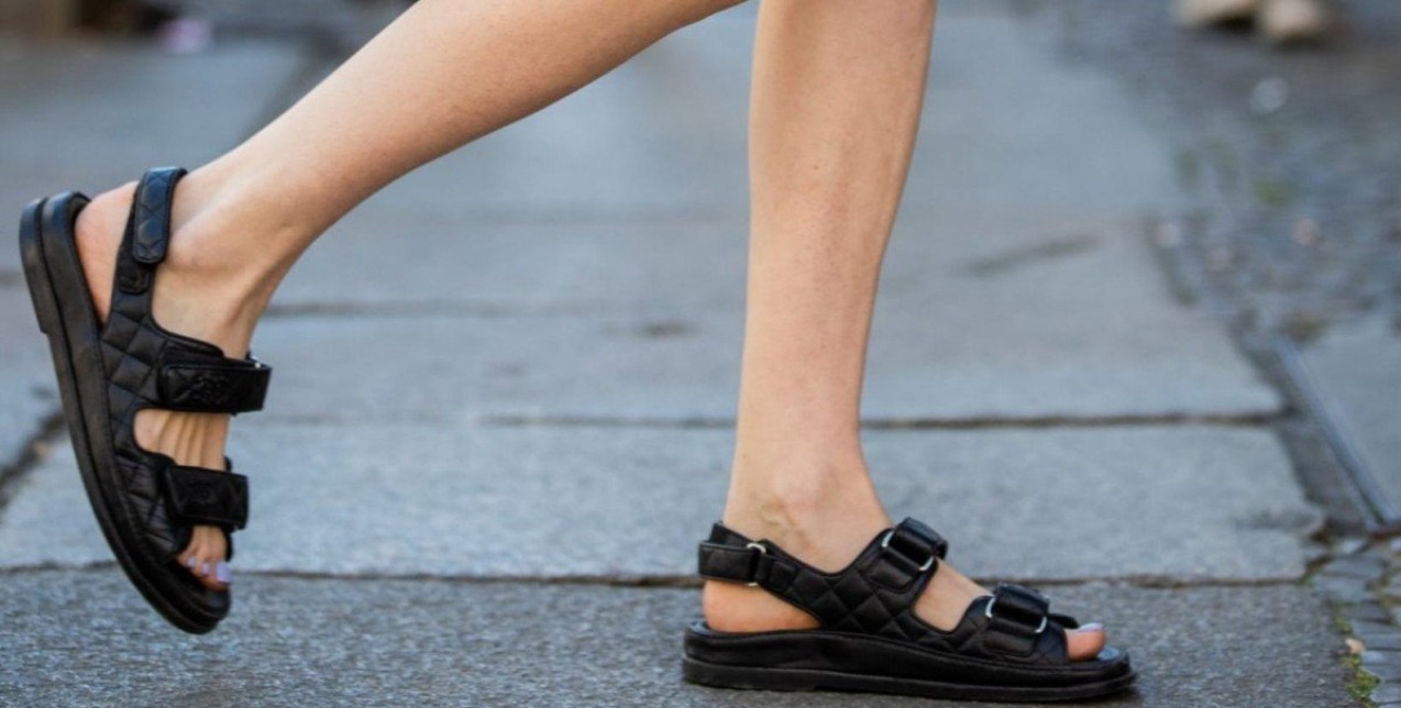 Tα μόνα μαύρα σανδάλια που θα σας χαρίσουν διαχρονικότητα και στιλ