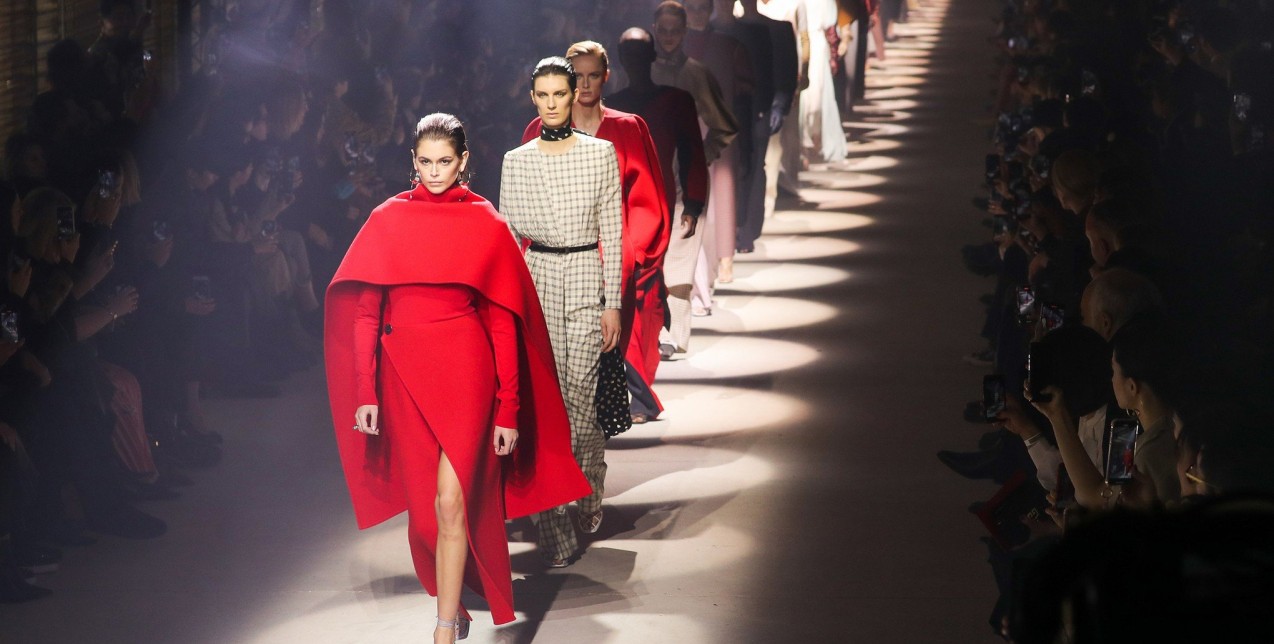 Τα χρώματα που θα φορέσουμε φέτος το φθινόπωρο όπως παρουσιάστηκαν στα shows των μεγάλων σχεδιαστών 