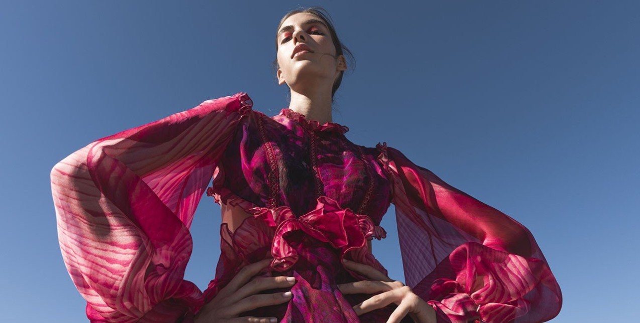 Με άρωμα Ελλάδας, οι δημιουργίες της σχεδιάστριας υψηλής ραπτικής Cristina Varotsos κλέβουν την παράσταση