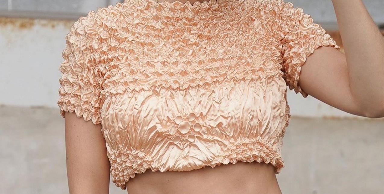 Popcorn shirt: Μία από τις πιο αμφιλεγόμενες τάσεις των '90s που επιστρέφει 