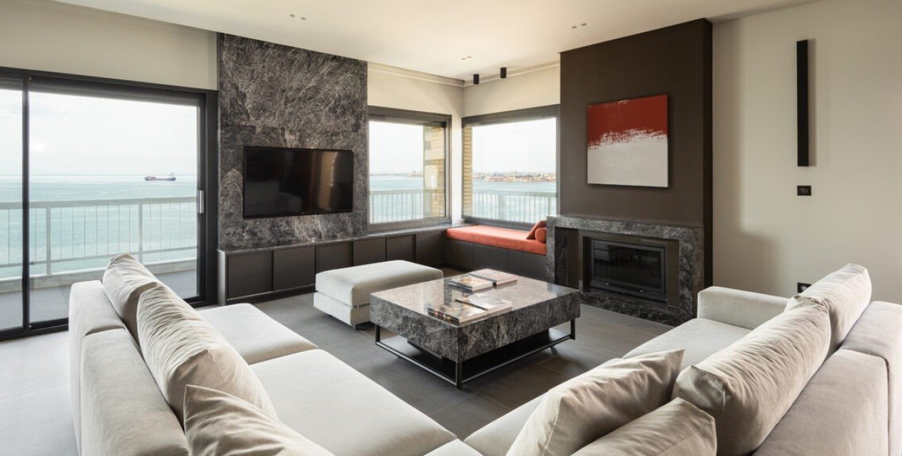 Ένα οικογενειακό διαμέρισμα στη Νέα Παραλία Θεσσαλονίκης που συνδυάζει την άνεση με τη λειτουργικότητα