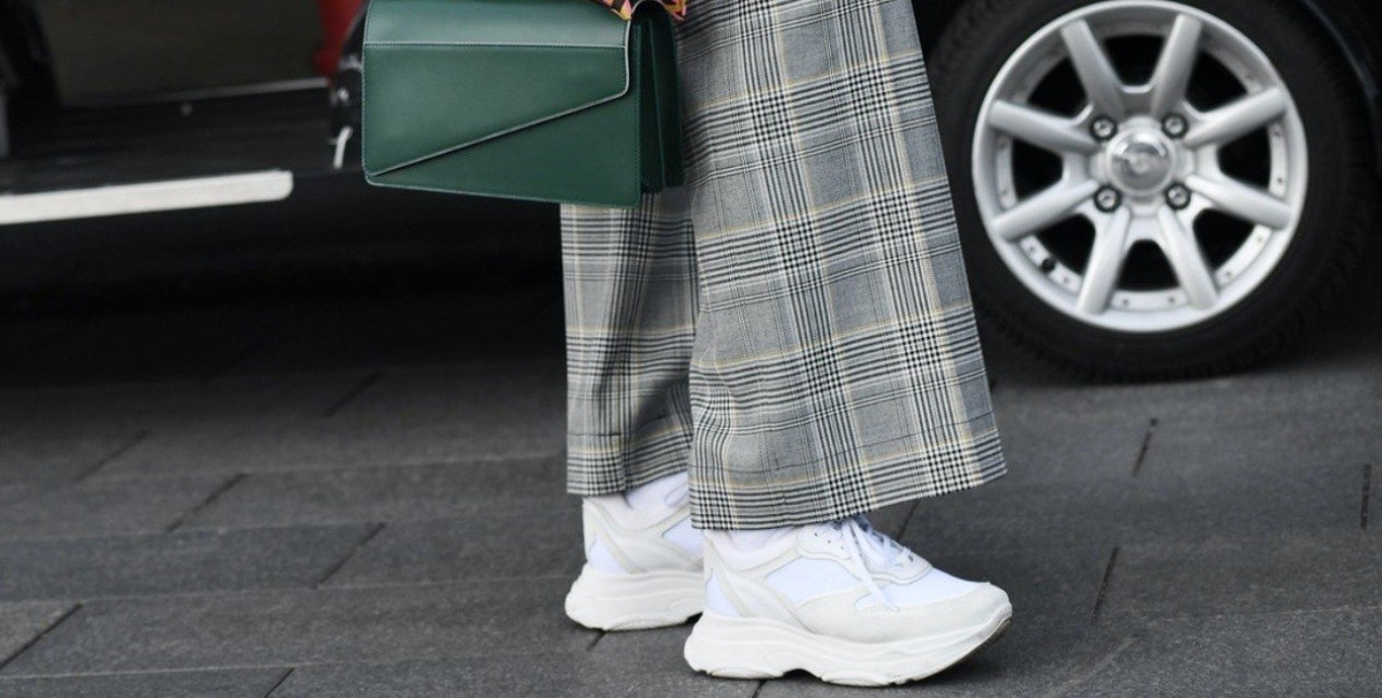 Τα λευκά sneakers που θα φοράμε all day long το φετινό φθινόπωρο 