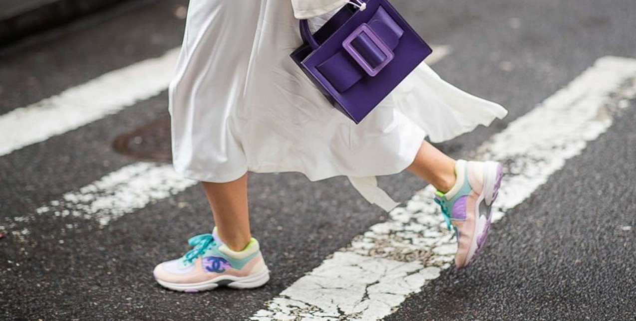 Τα πολύχρωμα sneakers που θα χαρίσουν μια παιχνιδιάρικη διάθεση στις φθινοπωρινές σας εμφανίσεις 