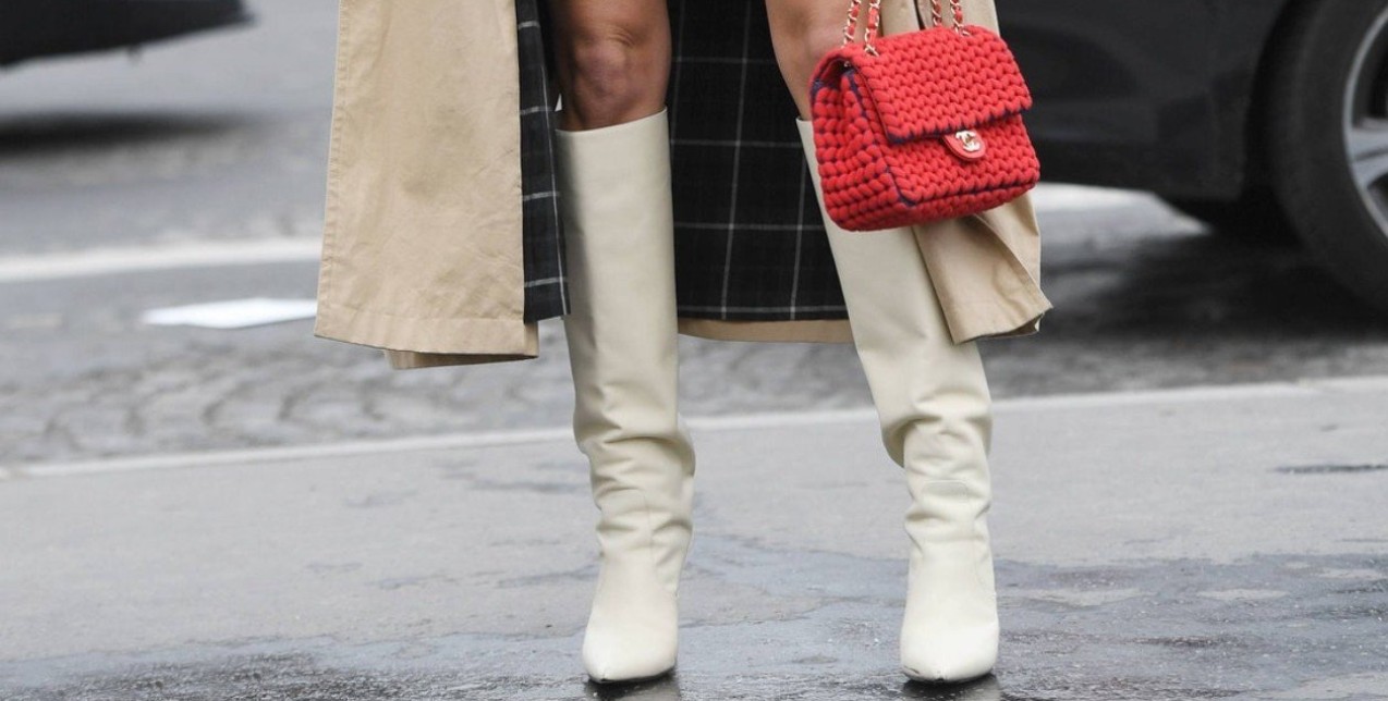Τα σχέδια στα παπούτσια που επιλέγουν τα κορίτσια του street style για τις εμφανίσεις τους τώρα