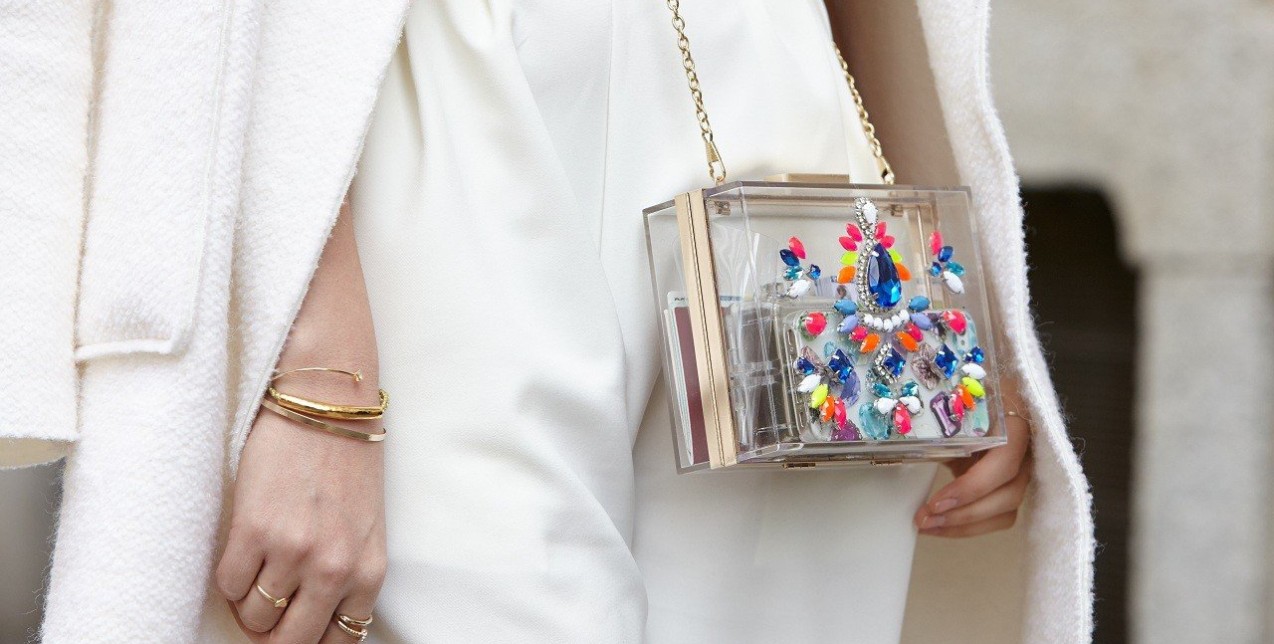 Λεκέδες στα λευκά ρούχα σας; Οι εύκολοι τρόποι για να απαλλαγείτε από αυτούς 