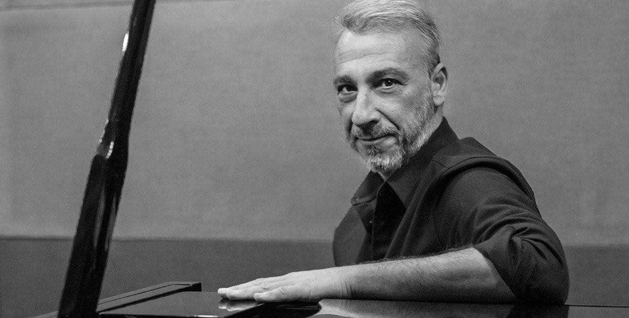 Ο Μίνως Μάτσας μας μιλάει για τα ελαττώματά του, το σημείωμα του Λευτέρη Παπαδόπουλου και την αγκαλιά στον Μάνο Χατζιδάκι 