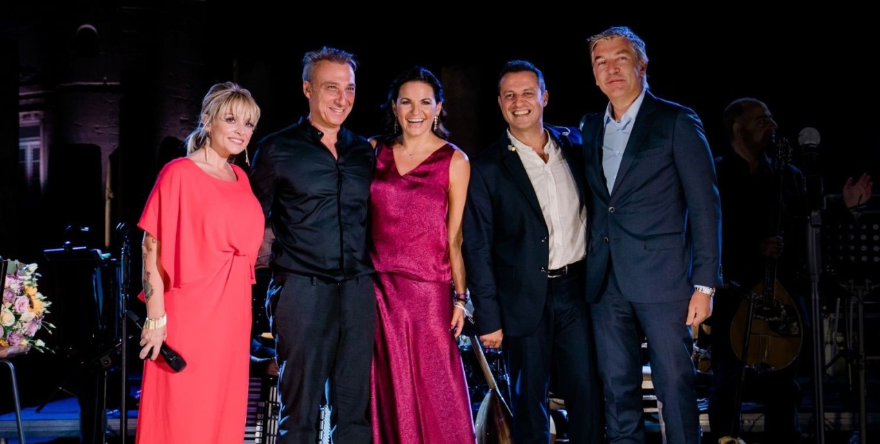 H μοναδική συναυλία του Μίνωα Μάτσα «Ο κόσμος μόνο όταν τον μοιράζεσαι υπάρχει» γέμισε μελωδία τη Ρωμαϊκή Αγορά