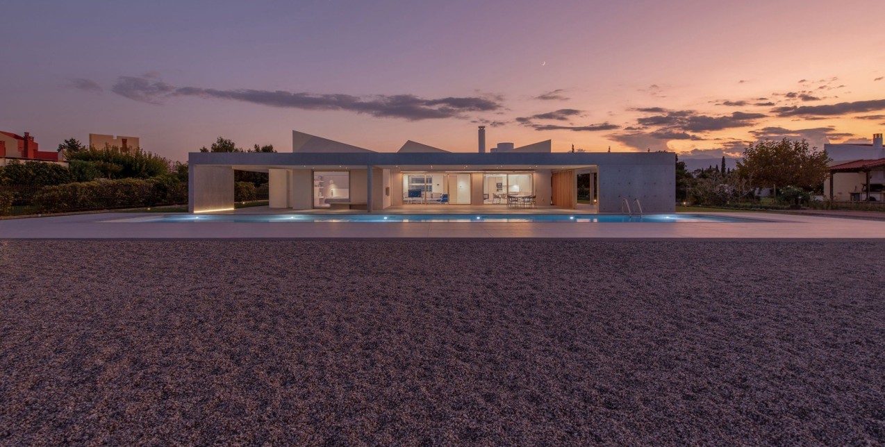 Το μοντερνιστικό beach house Neratza στην Πελοπόννησο είναι ό,τι πιο όμορφο θα δείτε σήμερα