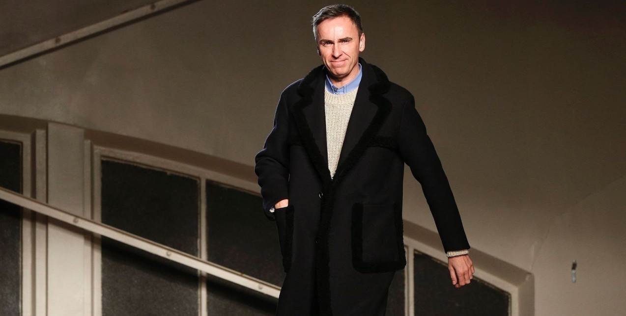 Ο καταξιωμένος σχεδιαστής, Raf Simons, θα κυκλοφορήσει την πρώτη του γυναικεία συλλογή 