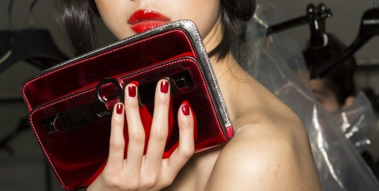 Period Red Nails: Τα κόκκινα βερνίκια νυχιών που θα απογειώσουν το μανικιούρ σας