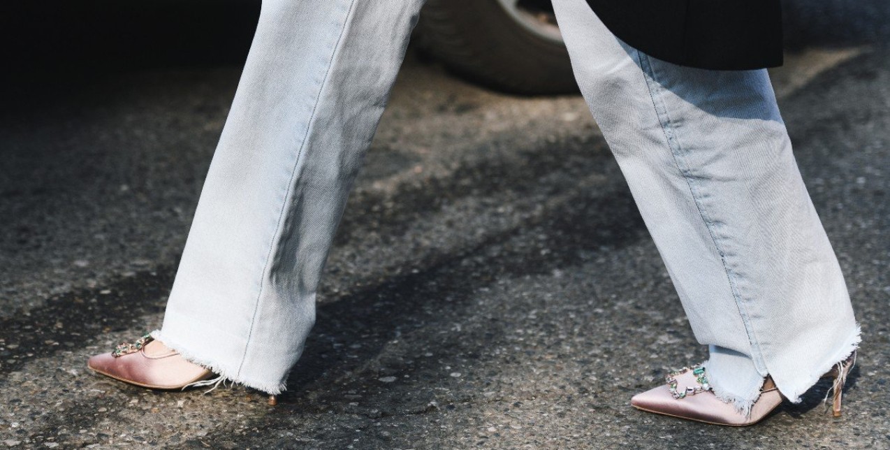 Flared τζιν: Οι καλύτεροι & πιο updated τρόποι για να το φορέσετε τους επόμενους μήνες 