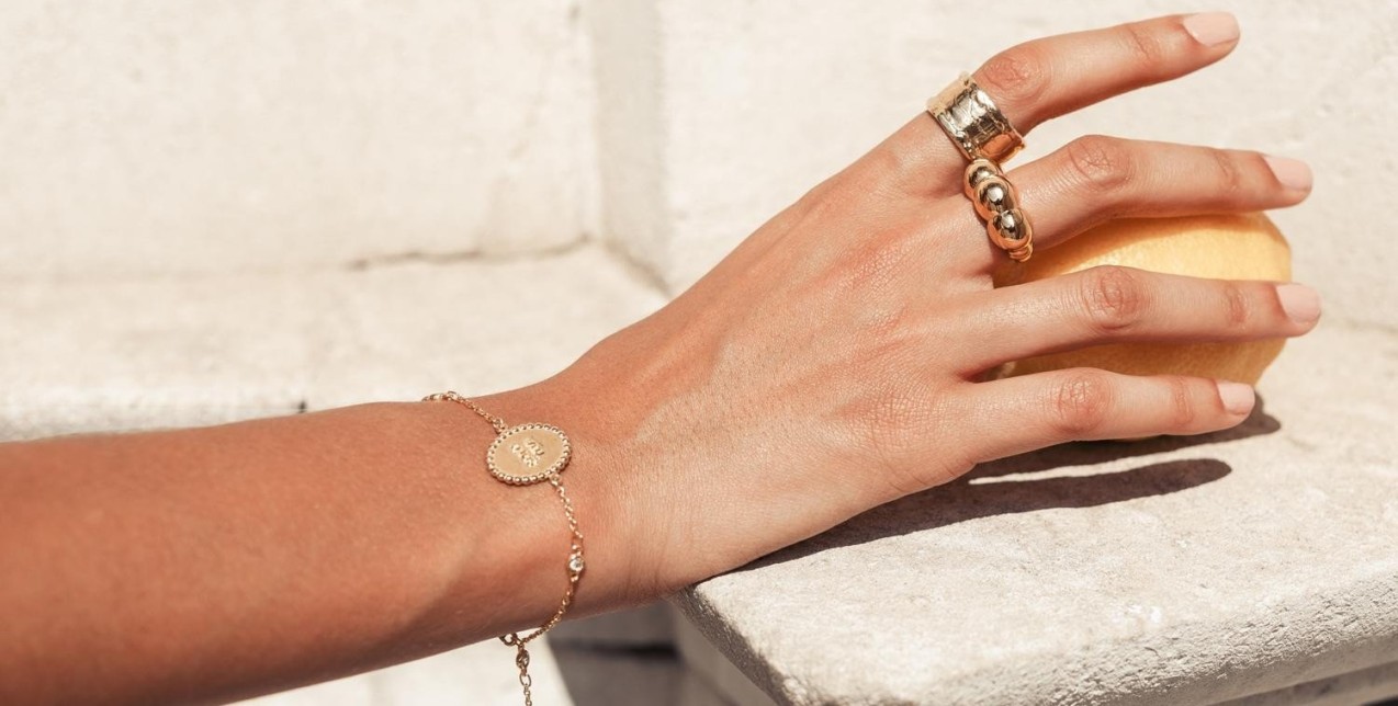 Stack Your Jewelry: Tα κοσμήματα που μπορείτε να φοράτε όλα μαζί 