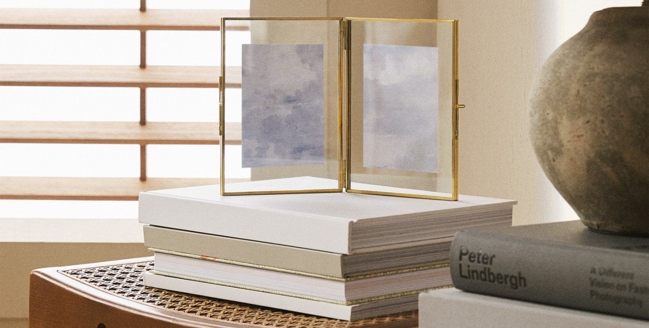 Οι κορνίζες που θα αποτελέσουν την ιδανική προσθήκη στο σαλόνι σας και θα ανανεώσουν τον χώρο σας