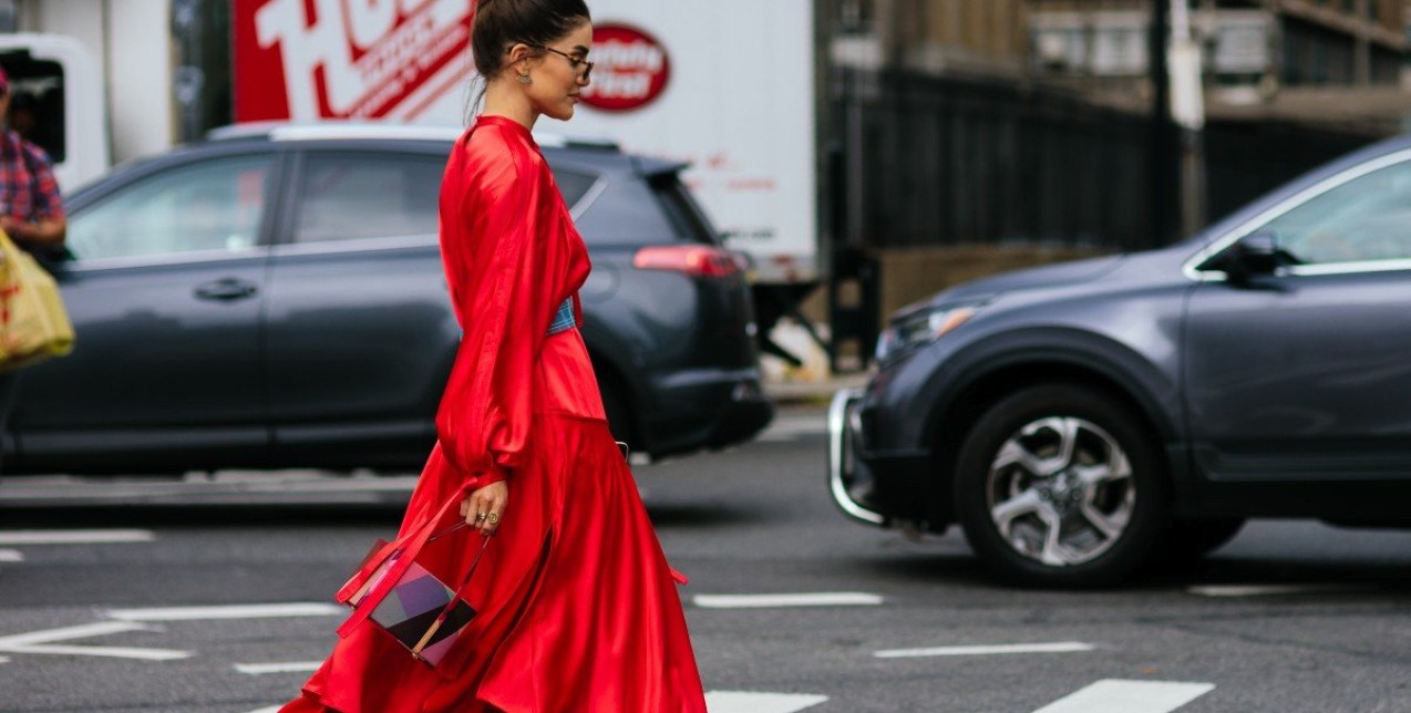 Period red: Όλοι οι stylish τρόποι για να φορέσετε τη νέα απόχρωση της Pantone  