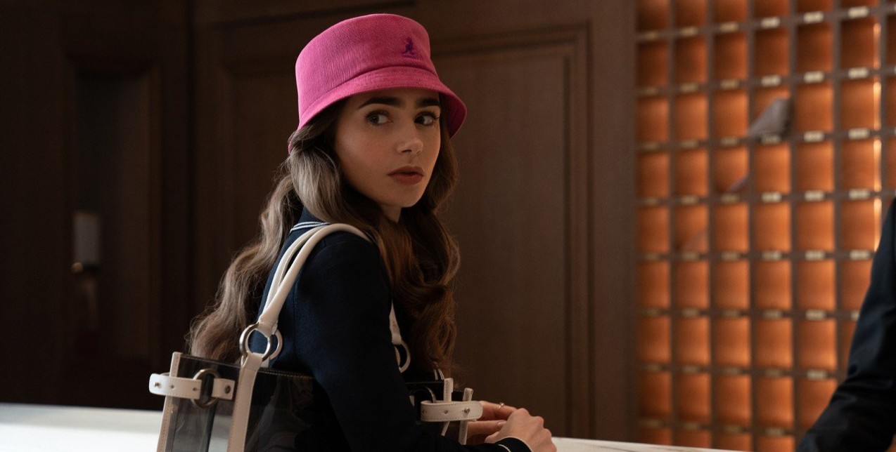 Do it like Emily in Paris: Έτσι θα αποκτήσετε τις τέλειες μπούκλες της όμορφης πρωταγωνίστριας