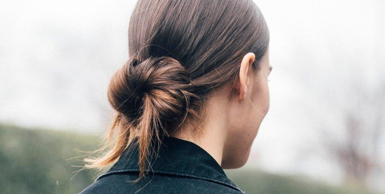 Ετοιμάζεστε για βιντεοκλήση; 5 κομψά χτενίσματα που θα πετύχετε μέσα σε λίγα λεπτά 