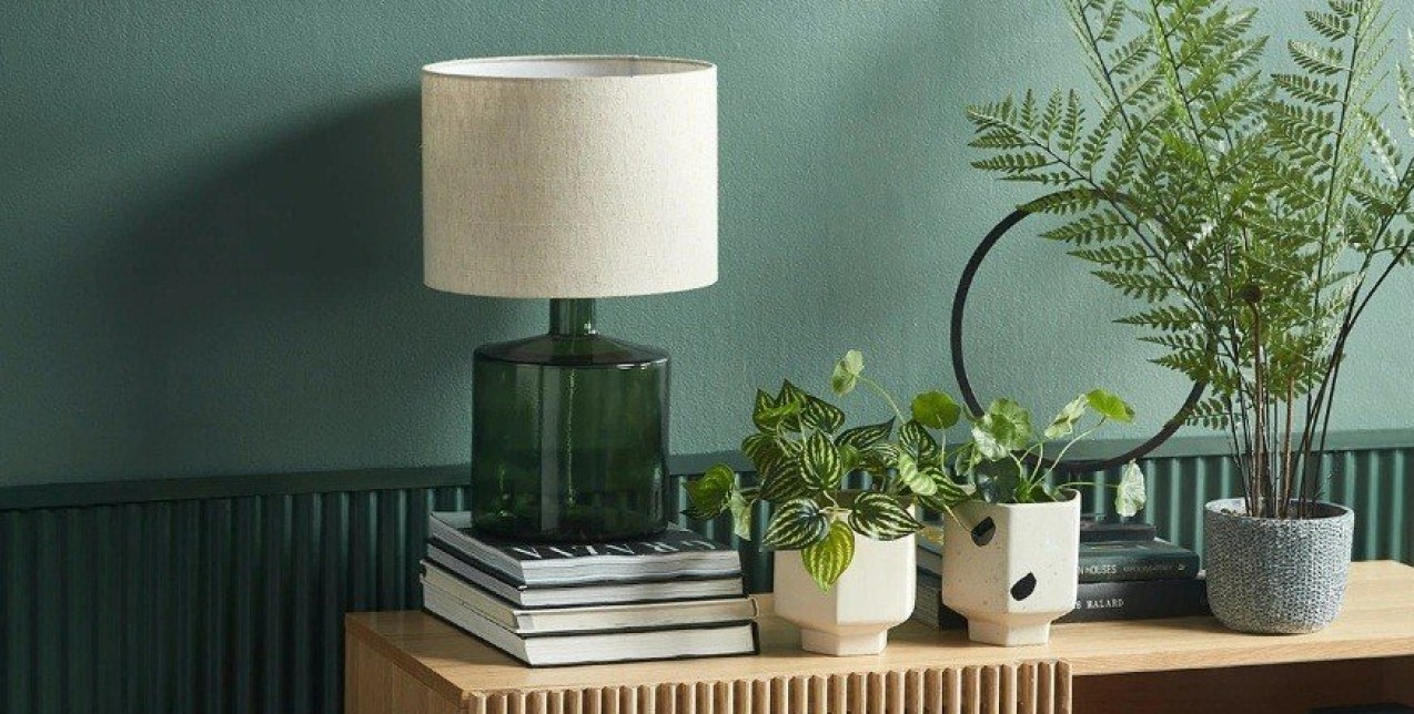 Τα επιτραπέζια φωτιστικά που θα στολίσουν το κομοδίνο σας & θα φωτίσουν κάθε γωνιά σας