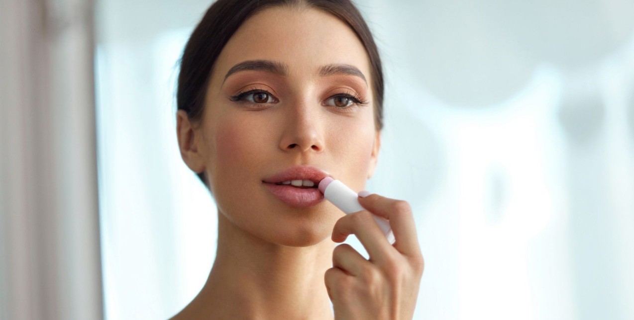 12 ενυδατικά lip balms για να πείτε «αντίο» στα ξηρά και σκασμένα χείλη