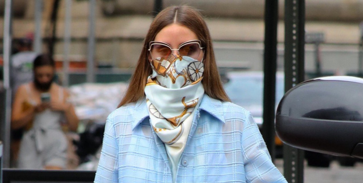 Τα πιο stylish φουλάρια για να «παίξετε» με τις εμφανίσεις σας & να τοποθετήσετε πάνω από τις μάσκες σας