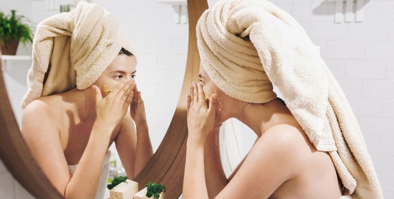 Τα face scrubs που θα διώξουν κάθε μικρόβιο και νεκρό κύτταρο από το πρόσωπό σας