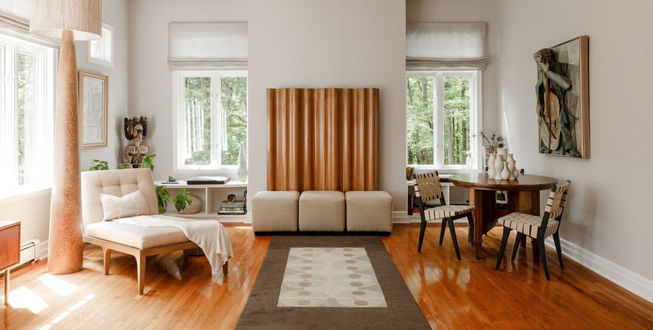 Οι γήινες αποχρώσεις κυριαρχούν σε αυτήν την εξαίσια ευήλια κατοικία στη Νέα Υόρκη