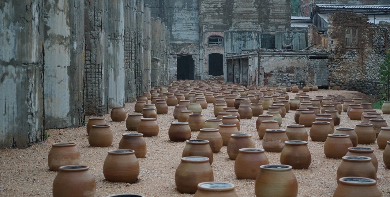 Το επιβλητικό έργο της Δανάης Στράτου Πάνω στη Γη Κάτω από τα Σύννεφα 